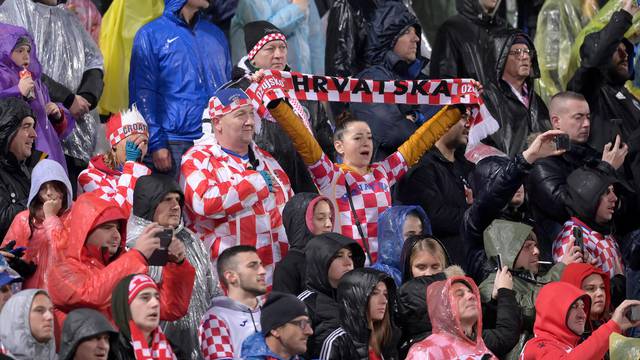 Osijek: Navijači na kvalifikacijskoj utakmici za Svjetsko prvenstvo, Hrvatska - Slovačka