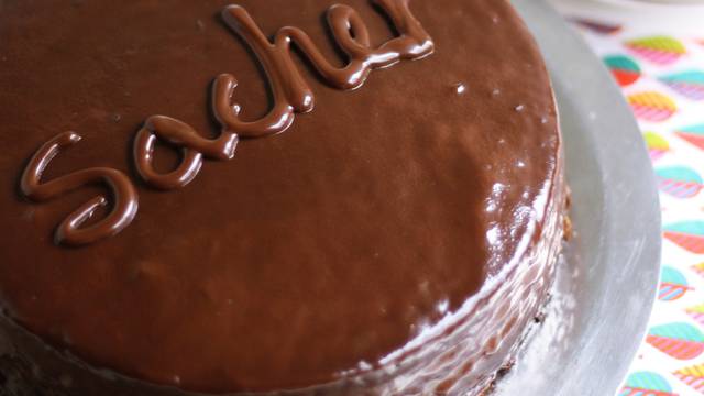 Čokoladna fantazija: Sacher torta s domaćim pekmezom