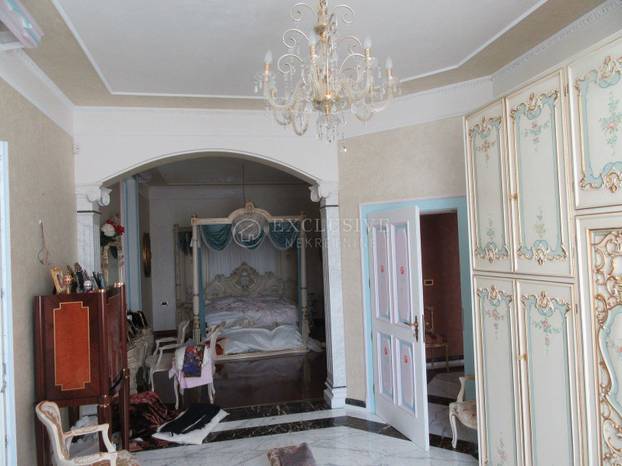 Ovako nešto nikad niste vidjeli! Prodaje se stan u Opatiji: Zlato, mramor, kipovi koji nose TV...