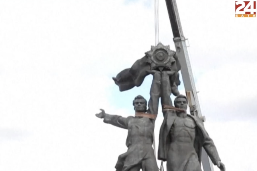 Kijev srušio spomenik koji simbolizira prijateljstvo između Ukrajine i Rusije