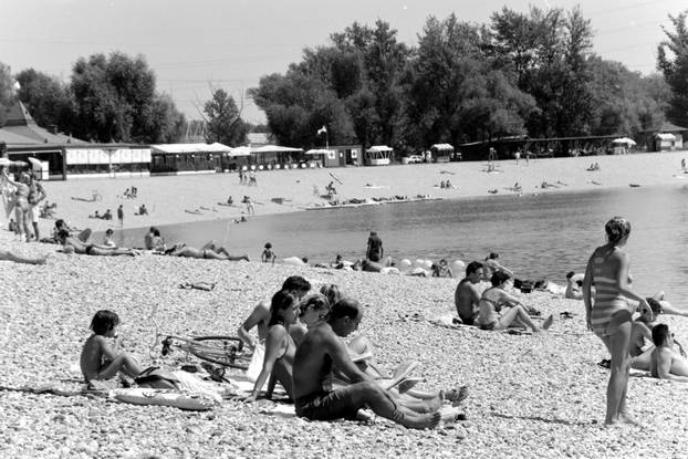 Zagreb: Kako se ljeto bliži kraju, broj kupača na jezeru Jarun sve je manji, 21.8.1994.