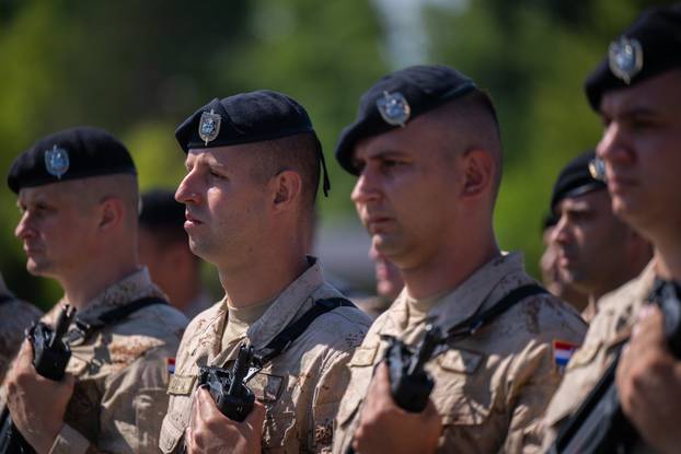 Velika Gorica: Uvježbavanje pješačkih postroja Hrvatske vojske za svečani vojni mimohod