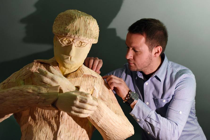 Izrađuje skulpture od šibica