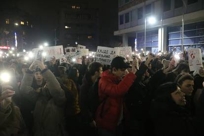 FOTO Dramatične scene u Srbiji: Studenti prosvjedovali ispred zgrade RTS-a. 'Vučiću, stop!'