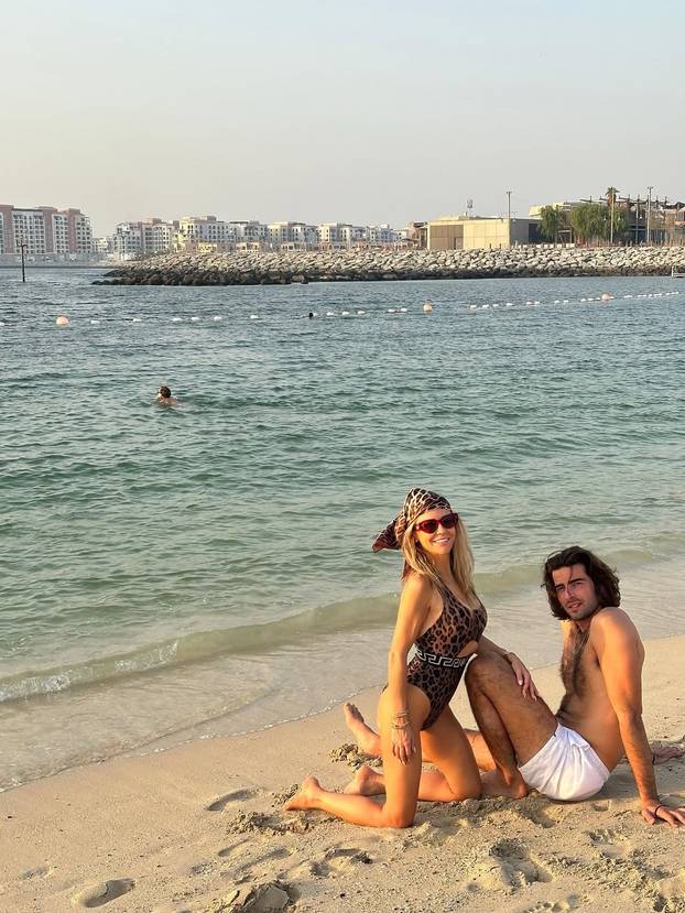 Za njih nema hladnoće i magle! Šime i Maja u badićima pozirali kraj bazena, 'padali' i zagrljaji