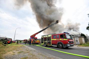 U industrijskoj zoni u Pribislavcu izbio je veliki po&zcaron;ar