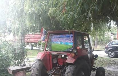 Slavonci ugradili TV u traktor pa se Vatreni gledaju i na polju