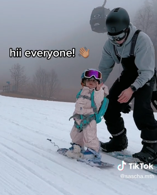 Djevojčica ima godinu dana i obožava snowboard: 'Na stazu ne ide bez svog medvjedića...'