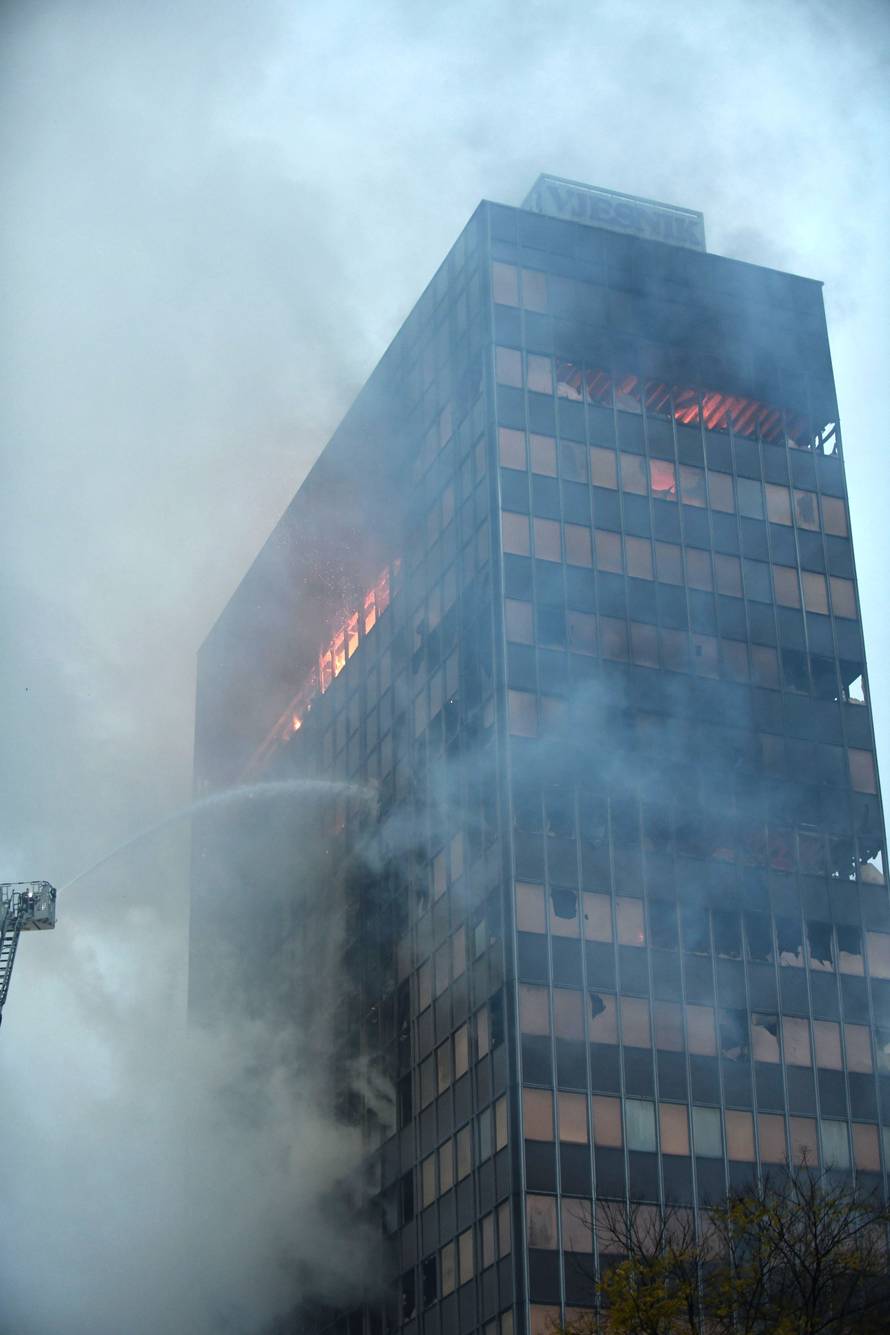 Zagreb: Nastavlja se gašenje Vjesnikovog nebodera, teška noć iza vatrogasaca