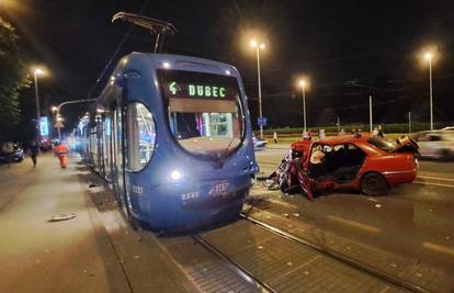 Tragedija na Maksimiru: Ženu ubola osa pa se autom zabila u tramvaj? Umrla je u bolnici...