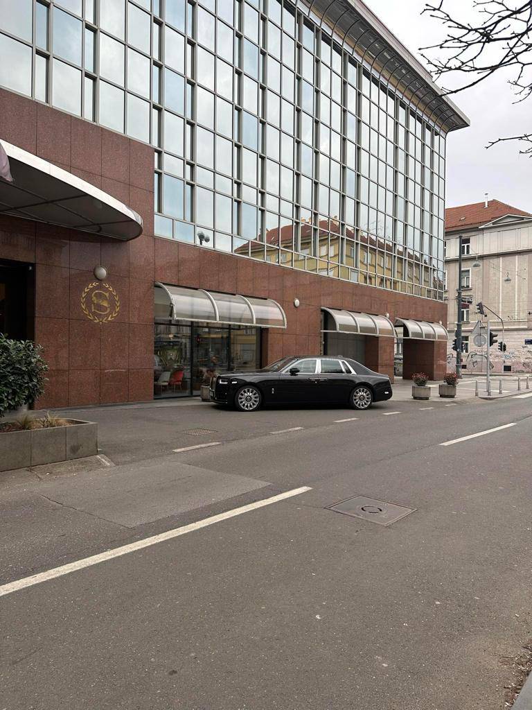 Kakva pila! Pred Sheratonom luksuzni auto od 500.000 €, vlasnici su folk zvijezda i suprug