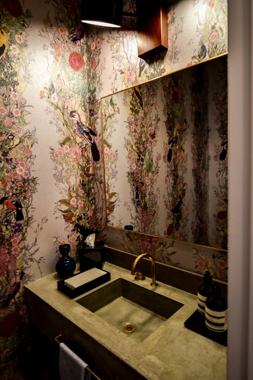 Bili smo u stanu Bowieja: Raj od 300 m2 krase cvjetne tapete, umjetnine, note i modri kauč