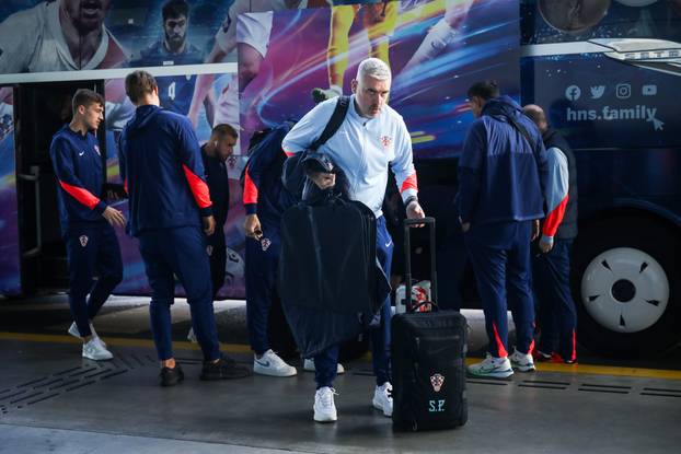 Zagreb: Odlazak hrvatske nogometne reprezentacije u Prag 