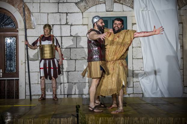 U Imotskom na Cvjetnicu uprizorena „Imotska Muka“, scenski prikaz Muke Gospodina našega Isusa Krista 