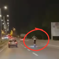 Policija o čovjeku koji juri na romobilu: 'Nema ništa sporno'. Vještak: 'Ovo je kršenje zakona'