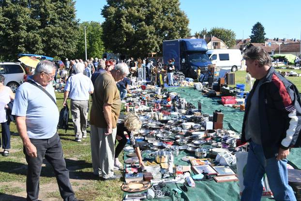 Koprivnica: Velika gužva na buvljaku koji je privukao pažnji brojnih prodavača i još više kupaca