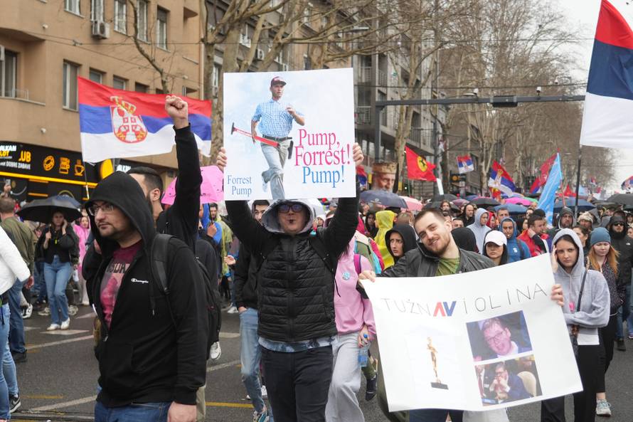 Beograd: Ljudi dolaze preko Slavije prema Skupštini Srbije gdje će se održati veliki studentski prosvjed "15 za 15"