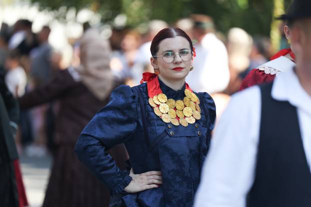 Vinkovci: Svečani mimohod sudionika 61. Vinkovačkih jeseni 