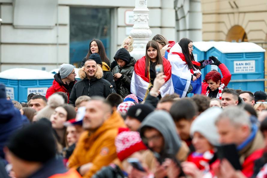 Zagreb: Počelo okupljanje građana za svečani doček rukometnih reprezentativaca nakon osvojene bronce na Europskom prvenstvu