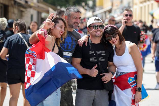 Brojni obožavatelji na ulicama Sinja uoči Thompsonovog koncerta