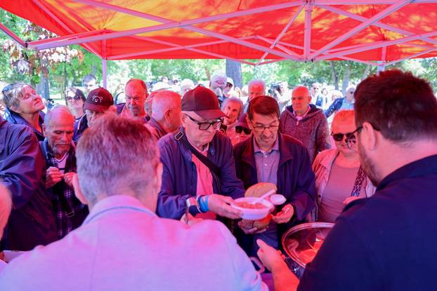 Zadar: Zadarski SDP tradicionalno obilježio Međunarodni praznik rada uz podjelu graha i pića te druženje i glazbu