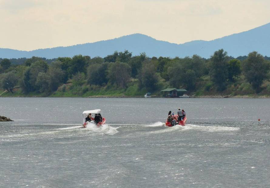 U Srbiji se prevrnuo čamac s migrantima, među njima i djeca