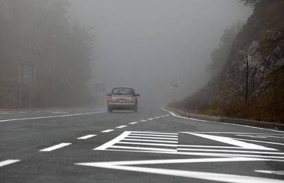 Magla smanjuje vidljivost na prometnicama, povremeni zastoji zbog radova na cesti