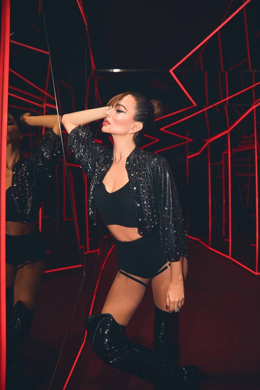 Nosi mi se prozirno: Seve je na koncertu u Sloveniji u seksi haljinici pokazala i donje rublje