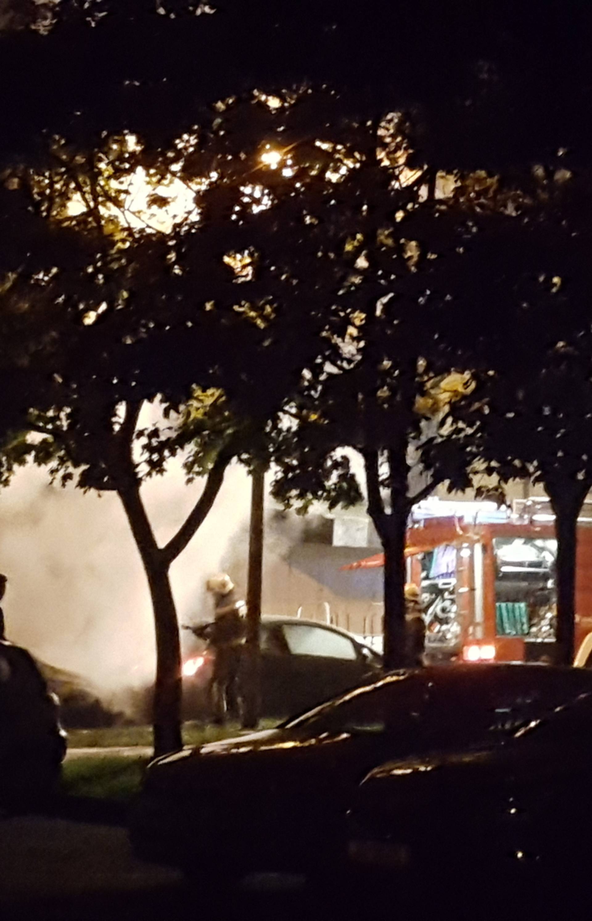 'Čula se eksplozija': U Velikoj Gorici izgorio auto na parkingu