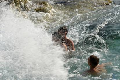 FOTO Spas od paklenog vala mnogi su potražili u rijekama i morima: Plaže krcate turistima