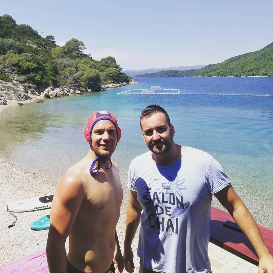 Neuer postao vaterpolist: Nikša Dobud mu dao kapicu s logom Bayerna pa testirao vještine...