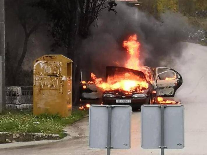 'Ljudi su bježali od vatre': U Lovreću požar progutao auto