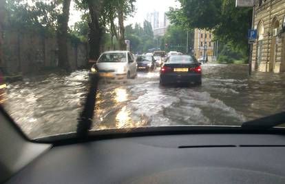 Obilna kiša poplavila je centar Rijeke, nastao kaos u prometu