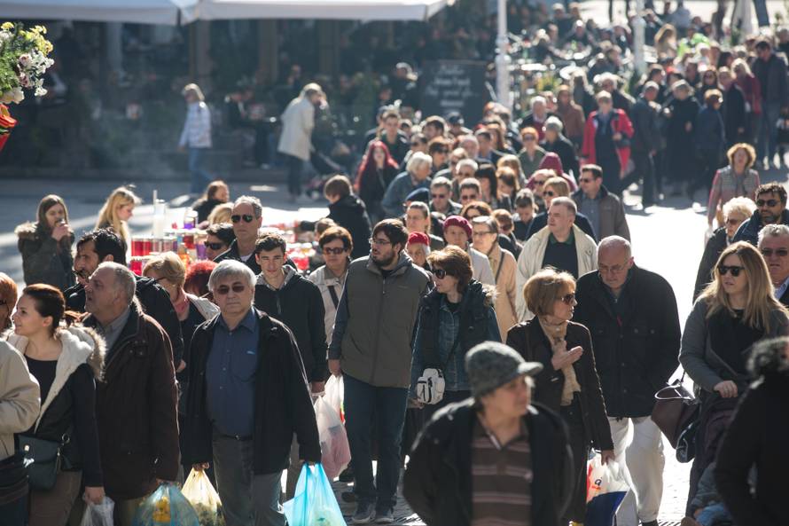 Dan je Svih svetih: Pogledajte fotografije s hrvatskih groblja