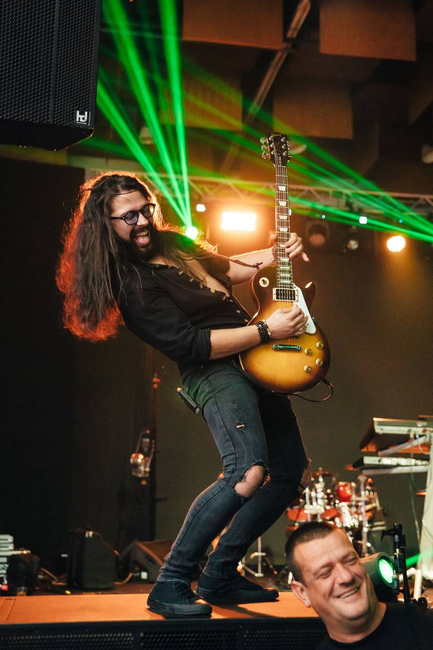 Spektakl za pamćenje – Aca Lukas i Mira Škorić zapalili Globus na Velesajmu!