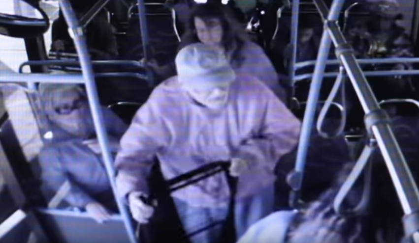 Policija objavila video: Gurnula je starca iz busa, on preminuo