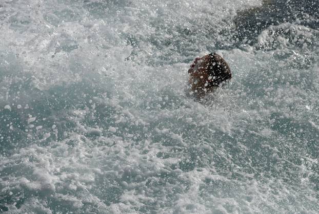 Pula: Kupa?i uživali u velikim valovima