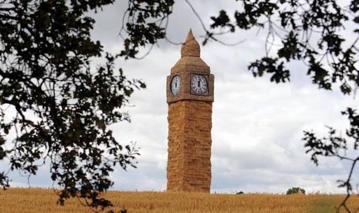 Big Ben od slame radi besprjekorno i svjetli noću