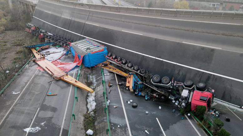 Četvero mrtvih u Kini: Srušio se nadvožnjak, tri kamiona pala na cestu ispod i zgnječili auto