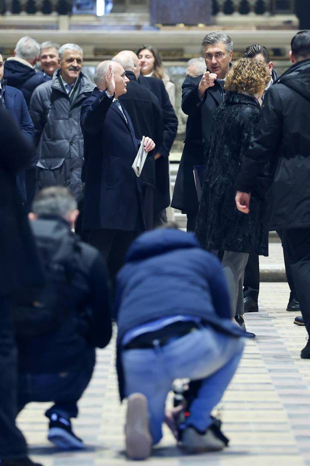 Zagreb: Andrej Plenković i mons. Dražen Kutleša obišli i razgledali obnovljenu unutrašnjost katedrale