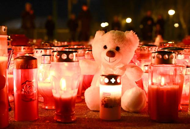 Zagreb: Građani i dalje obilaze osnovnu školu kako bi upalili svijeće na školskom igralištu