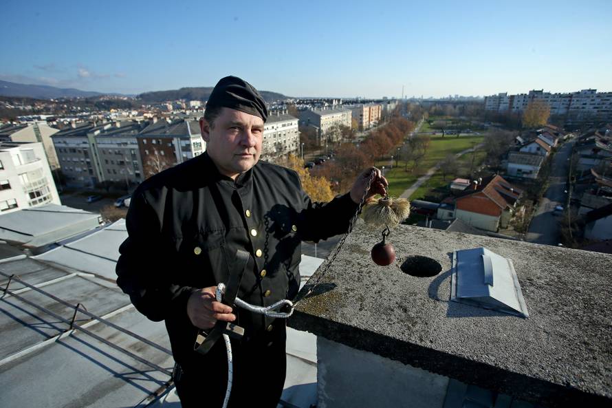 Nitko neće na krov: Dimnjačari čiste ceste ili rade u Sloveniji