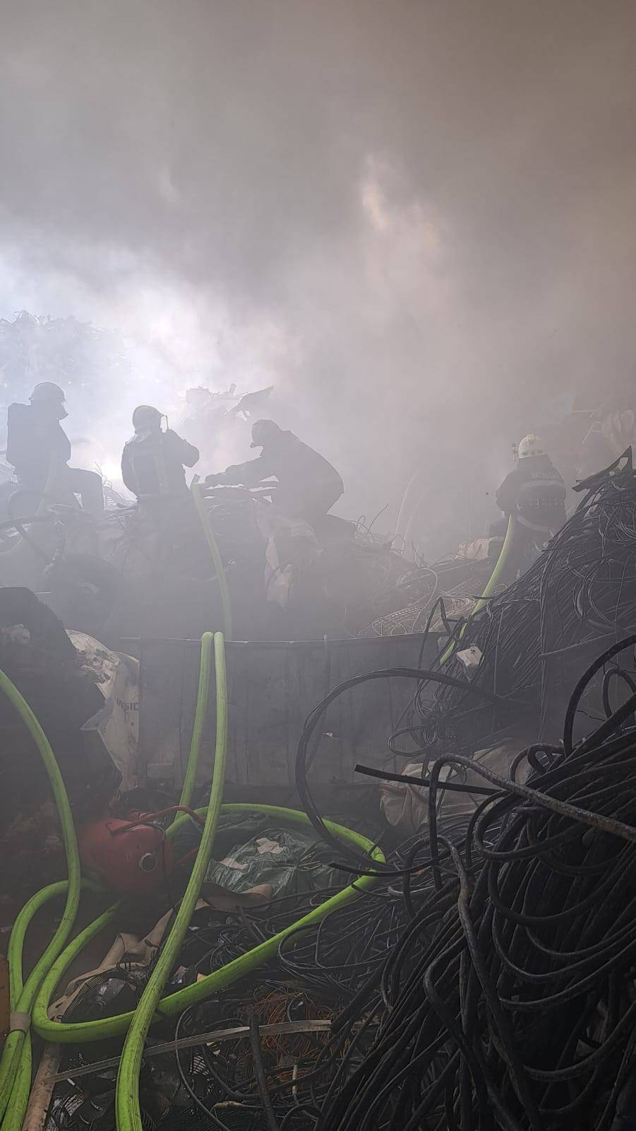 FOTO Lokalizirali veliki požar na odlagalištu kod Dugog Sela, a vatrogasci će dežurati cijelu noć
