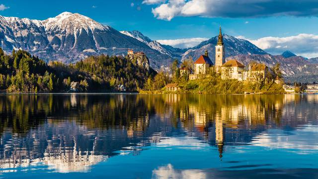 Amazing,View,On,Bled,Lake,,Island,church,And,Castle,With,Mountain