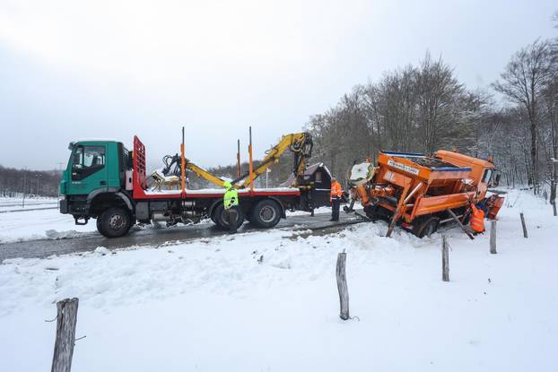 Tijekom čišćenja ceste ralica je zapela u snijegu na Platku