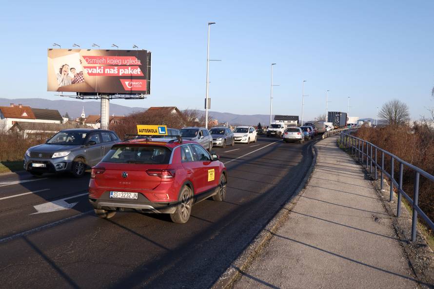 Zagreb: Gužve na nadvožnjaku u Sesvetama