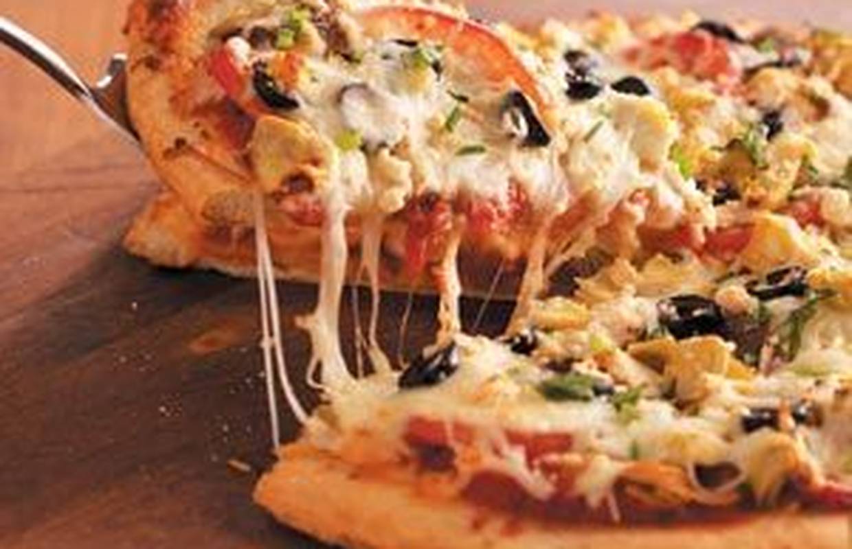 U pekarnici na Hvaru prodaju jumbo pizzu za 500 kn: 'Čovjek s broda kupio je 20 komada...'