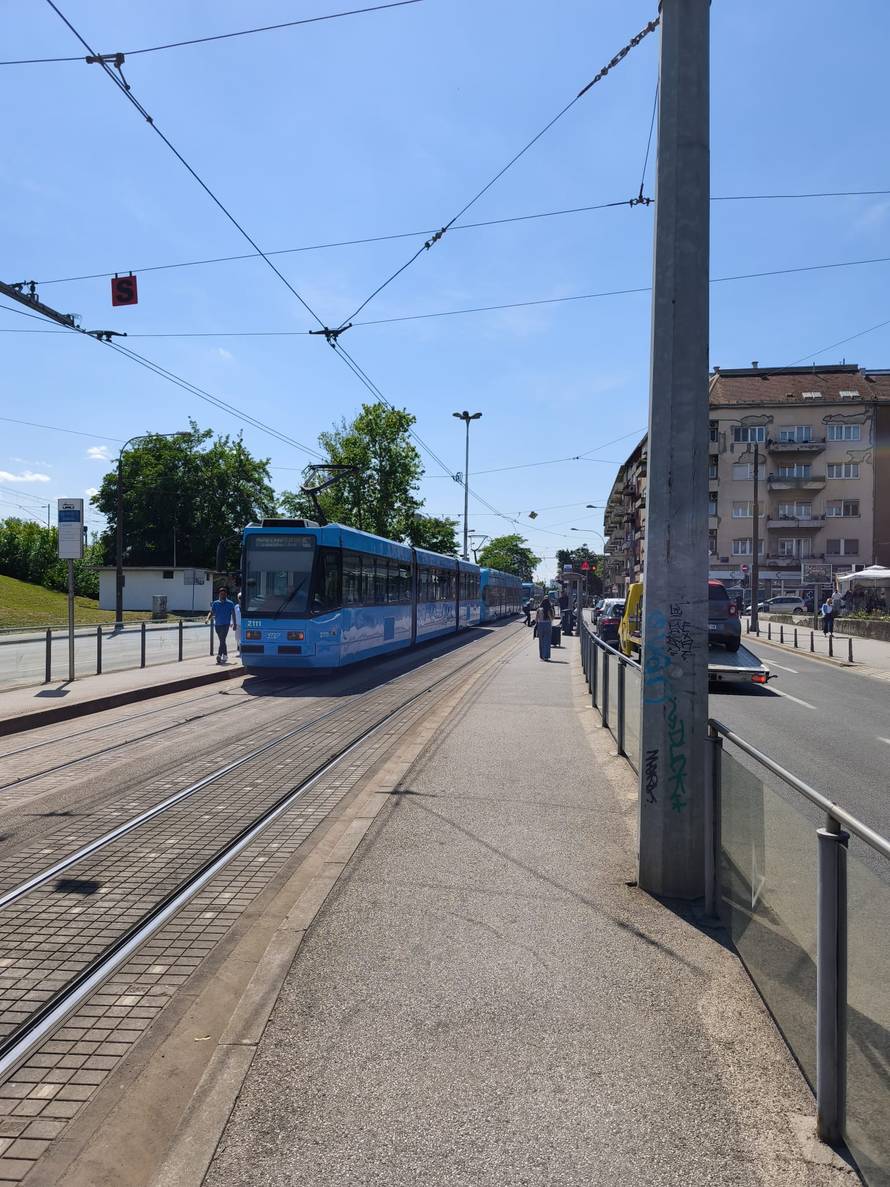 FOTO Kaos u Zagrebu: Teretnjak je oštetio tramvajsku mrežu