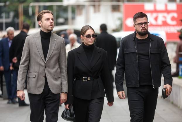 Sarajevo: Dolazak uzvanika na komemoraciju za Halida Bešlića u Narodno pozorište 