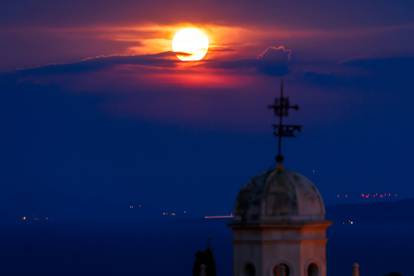 Pogled na Super mjesec iz mjesta Nova Sela na otoku Braču